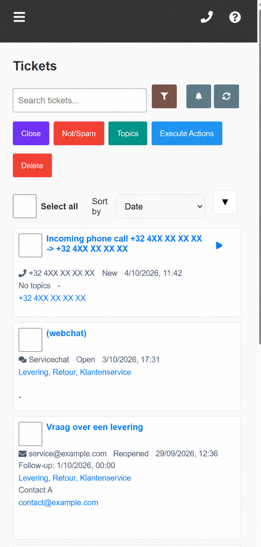 Voorbeeld van de mobiele ticketlijst van AnswerPal met klantvragen als kaarten.